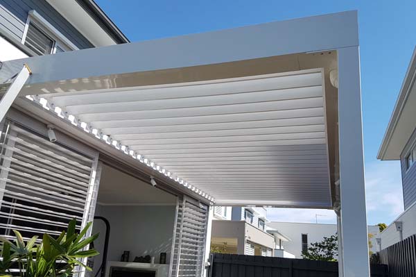 Brisbane louvred roof system as outdoor awning